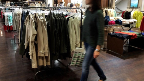 Los comercios podrían empezar a cobrar a aquellas personas que se prueban ropa en sus tiendas - Europa Press Los comercios podrían empezar a cobrar a aquellas personas que se prueban ropa en sus tiendas - Europa Press