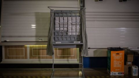 Papeletas de los diferentes partidos políticos colocadas para las próximas elecciones catalanas del 14F. Papeletas de los diferentes partidos políticos colocadas para las próximas elecciones catalanas del 14F.