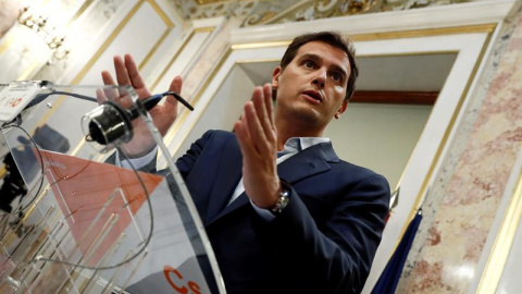 El líder de Ciudadanos, Albert Rivera, durante la rueda de prensa tras la sesión de control al Gobierno este miércoles en el Congreso. EFE/Mariscal El líder de Ciudadanos, Albert Rivera, durante la rueda de prensa tras la sesión de control al Gobierno este miércoles en el Congreso. EFE/Mariscal