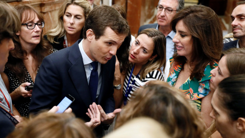 El presidente del PP, Pablo Casado, conversa con los periodistas en los pasillos del Congreso, tras la sesión de control al Gobierno. EFE/Mariscal El presidente del PP, Pablo Casado, conversa con los periodistas en los pasillos del Congreso, tras la sesión de control al Gobierno. EFE/Mariscal