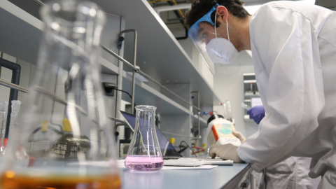 Un jove fa pràctiques en un laboratori. Un jove fa pràctiques en un laboratori.