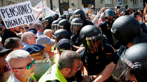 Grupos de pensionistas que se concentraron en el Congreso de los Diputados pidiendo mejoras en sus prestaciones intentan romper el cordón policial intentaba impedir su paso hasta la Cámara. REUTERS/Stringer Grupos de pensionistas que se concentraron en el Congreso de los Diputados pidiendo mejoras en sus prestaciones intentan romper el cordón policial intentaba impedir su paso hasta la Cámara. REUTERS/Stringer