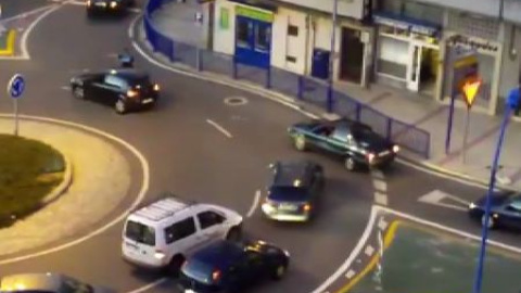 Un policía se pone en medio de una rotonda para enseñar como se conduce Un policía se pone en medio de una rotonda para enseñar como se conduce