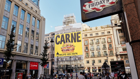 Pancarta publicitaria de Heura anunciando "Carne 100% vegetal" en la Calle Alcalá de Madrid. Pancarta publicitaria de Heura anunciando "Carne 100% vegetal" en la Calle Alcalá de Madrid.