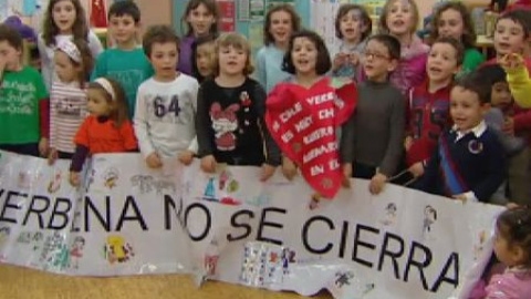 Padres y alumnos en pie de guerra por el cierre de colegios públicos Padres y alumnos en pie de guerra por el cierre de colegios públicos