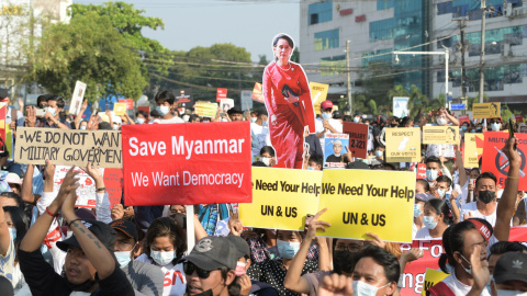 Manifestantes salen a la calle en Yangon, Myanmar Manifestantes salen a la calle en Yangon, Myanmar