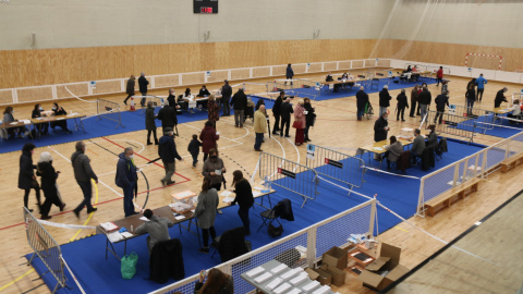 Imatge d'un poliesportiu de Barcelona habilitat com a col·legi electoral pel 14-F. Imatge d'un poliesportiu de Barcelona habilitat com a col·legi electoral pel 14-F.