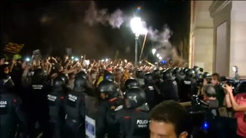 El aniversario del 1-O se salda con incidentes con los CDR y 20 Mossos heridos El aniversario del 1-O se salda con incidentes con los CDR y 20 Mossos heridos
