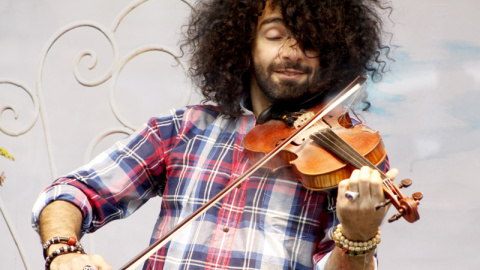 Ara Malikian da un concierto desde un escaparate de la Gran Vía de Madrid Ara Malikian da un concierto desde un escaparate de la Gran Vía de Madrid