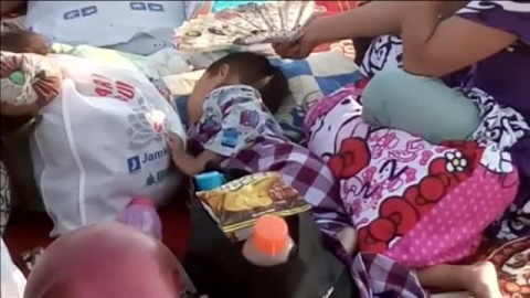 Los equipos de rescate trabajan a contrarreloj para encontrar supervivientes en Indonesia Los equipos de rescate trabajan a contrarreloj para encontrar supervivientes en Indonesia