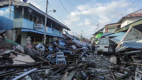 Un hombre camina después de que el terremoto y tsunami destruyesen Wani (Indonesia) - Reuters / Muhammad Adimaja Un hombre camina después de que el terremoto y tsunami destruyesen Wani (Indonesia) - Reuters / Muhammad Adimaja