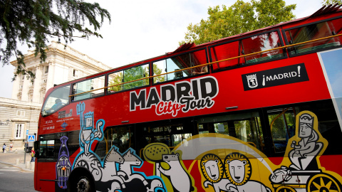 El autobús turístico de Madrid pasa cerca del Palacio Real. REUTERS/Juan Medina El autobús turístico de Madrid pasa cerca del Palacio Real. REUTERS/Juan Medina