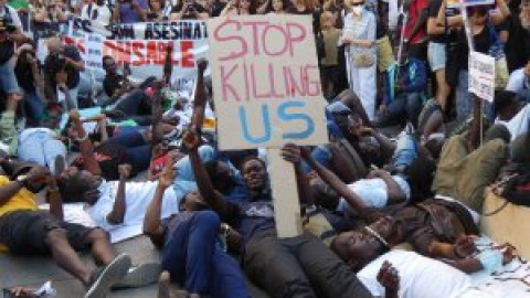 Más de 60 ciudades salen a las calles para protestar por la masacre en Melilla: "Las vidas negras importan" Más de 60 ciudades salen a las calles para protestar por la masacre en Melilla: "Las vidas negras importan"