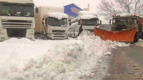 Más de 60 camiones se quedan bloqueados en Barraca por la nieve Más de 60 camiones se quedan bloqueados en Barraca por la nieve