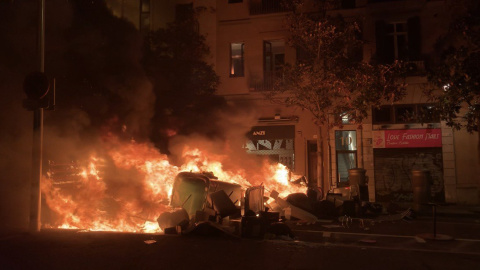 Imagen de contenedores quemados tras la manifestación en contra del encarcelamiento de Pablo Hasél. Imagen de contenedores quemados tras la manifestación en contra del encarcelamiento de Pablo Hasél.