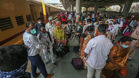 Personal sanitario hace controles de temperatura a viajeros en una estación de trenes en Bombay (India). Personal sanitario hace controles de temperatura a viajeros en una estación de trenes en Bombay (India).
