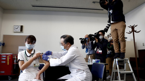 Una sanitaria recibe la vacuna contra la covid en el primer día de vacunación en Japón. Una sanitaria recibe la vacuna contra la covid en el primer día de vacunación en Japón.