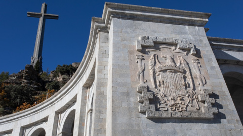 07/07/2022. El escudo de los Reyes Católicos esculpido en el complejo monumental del Valle de los Caídos, a 17 de noviembre de 2021, en San Lorenzo de El Escorial, Madrid 07/07/2022. El escudo de los Reyes Católicos esculpido en el complejo monumental del Valle de los Caídos, a 17 de noviembre de 2021, en San Lorenzo de El Escorial, Madrid