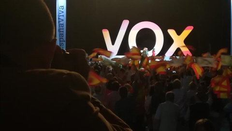 Acto convocado por Vox en el Palacio de Vistalegre de Madrid, con el objetivo de llenar el recinto de banderas de España y exigir la convocatoria de elecciones anticipadas. E.P. Acto convocado por Vox en el Palacio de Vistalegre de Madrid, con el objetivo de llenar el recinto de banderas de España y exigir la convocatoria de elecciones anticipadas. E.P.