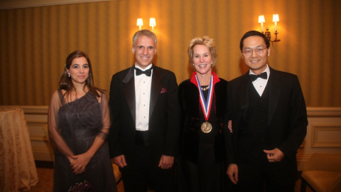La nobel de Química 2018, Frances Arnold, y su pupilo Miguel Alcalde (en el centro) en una ceremonia celebrada en Washington (EEUU) en 2013. MIGUEL ALCALDE La nobel de Química 2018, Frances Arnold, y su pupilo Miguel Alcalde (en el centro) en una ceremonia celebrada en Washington (EEUU) en 2013. MIGUEL ALCALDE