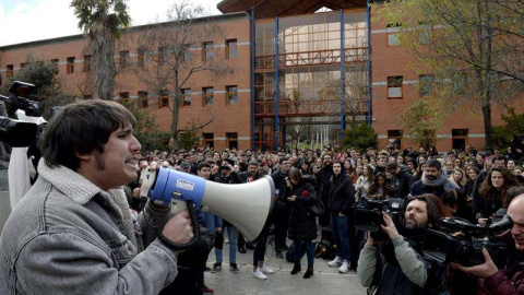 Un grupo de estudiantes de la Universidad Rey Juan Carlos (URJC), convocados por las Asambleas de Estudiantes, protestan tras las irregularidades del máster en Derecho Público del Estado Autonómico que obtuvo la presidenta de la Comunidad de Madrid, Cr Un grupo de estudiantes de la Universidad Rey Juan Carlos (URJC), convocados por las Asambleas de Estudiantes, protestan tras las irregularidades del máster en Derecho Público del Estado Autonómico que obtuvo la presidenta de la Comunidad de Madrid, Cr
