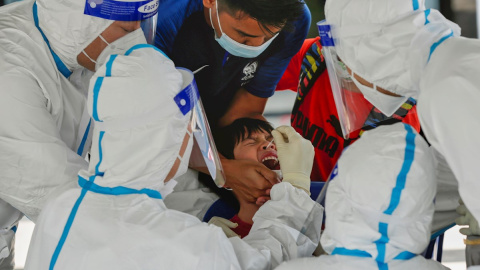 Sanitarios hacen una prueba PCR a un niño durante un cribado en Shah Alam, Malasia, este miércoles. Sanitarios hacen una prueba PCR a un niño durante un cribado en Shah Alam, Malasia, este miércoles.