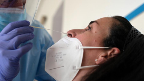 Un trabajador sanitario realiza una prueba PCR. Un trabajador sanitario realiza una prueba PCR.