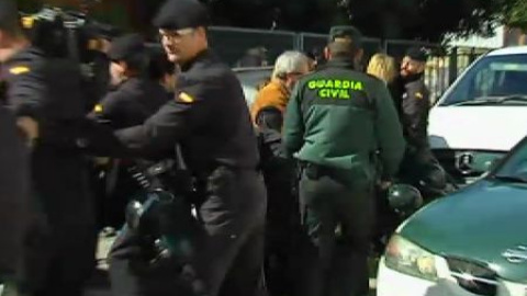 Una madre intenta impedir en el juzgado que se lleven a sus hijos Una madre intenta impedir en el juzgado que se lleven a sus hijos
