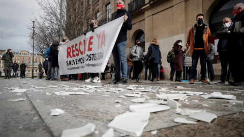 Hosteleros navarros en una concentración ante el Palacio de Navarra, sede del Gobierno foral. Hosteleros navarros en una concentración ante el Palacio de Navarra, sede del Gobierno foral.