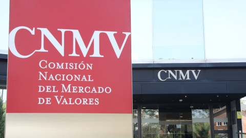 Cartel a la entrada del edificio de la Comisión Nacional del Mercado de Valores (CNMV) en Madrid. E.P./Marta Fernández Cartel a la entrada del edificio de la Comisión Nacional del Mercado de Valores (CNMV) en Madrid. E.P./Marta Fernández