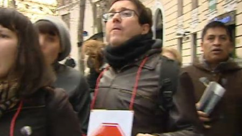 Un grupo de ciudadanos increpa a los asistentes al desayuno de Cospedal y Rajoy Un grupo de ciudadanos increpa a los asistentes al desayuno de Cospedal y Rajoy