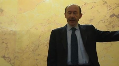 Rubalcaba defiende que el ex ministro Blanco continúe en su escaño Rubalcaba defiende que el ex ministro Blanco continúe en su escaño