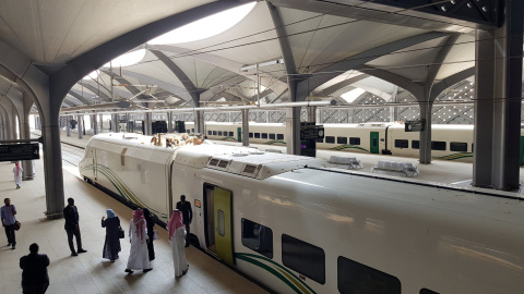 Varios saudíes toman el AVE en la nueva estación KAEC, cerca de la ciudad de Jeddah. REUTERS/Stephen Kalin Varios saudíes toman el AVE en la nueva estación KAEC, cerca de la ciudad de Jeddah. REUTERS/Stephen Kalin