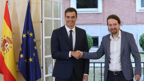 El presidente del Gobierno, Pedro Sánchez, y el secretario general de Podemos, Pablo Iglesias, en el Palacio de la Moncloa en la firma del acuerdo sobre el proyecto de ley de presupuestos para 2019. EFE/ Zipi El presidente del Gobierno, Pedro Sánchez, y el secretario general de Podemos, Pablo Iglesias, en el Palacio de la Moncloa en la firma del acuerdo sobre el proyecto de ley de presupuestos para 2019. EFE/ Zipi