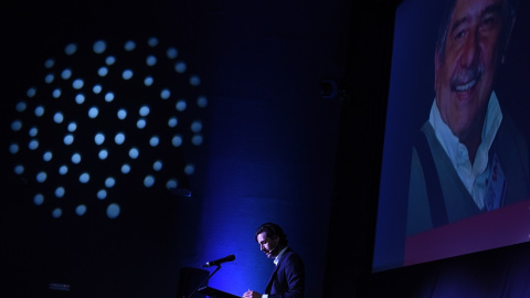 El actor Juan Diego Botto fue el encargado de presentar la ceremonia del 'Premio Público Derechos Humanos', que fue otorgado a Slepoy hace año y medio y que tuvo que ser aplazada por su fallecimiento. / FERNANDO SÁNCHEZ