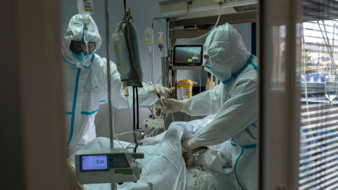 Trabajadores sanitarios atienden a un paciente con coronavirus en la UCI del Hospital Cosaga de Ourense. Trabajadores sanitarios atienden a un paciente con coronavirus en la UCI del Hospital Cosaga de Ourense.