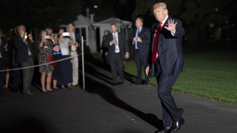 El presidente de los Estados Unidos, Donald Trump, regresa a la Casa Blanca tras asistir a un acto político en el estado de Pensilvania. EFE/Chris Kleponis El presidente de los Estados Unidos, Donald Trump, regresa a la Casa Blanca tras asistir a un acto político en el estado de Pensilvania. EFE/Chris Kleponis