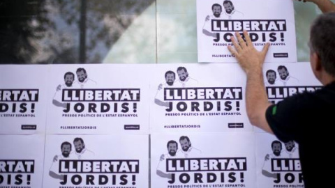 Carteles en defensa de la puesta en libertad de 'los Jordis'. EFE/Archivo Carteles en defensa de la puesta en libertad de 'los Jordis'. EFE/Archivo