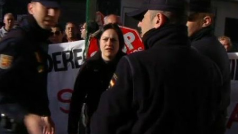 Stop Desahucios frena el desalojo a una mujer en Granada Stop Desahucios frena el desalojo a una mujer en Granada