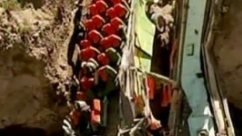 Un autobús cae por un barranco de más de 80 metros Un autobús cae por un barranco de más de 80 metros