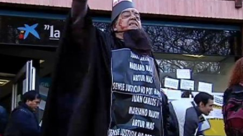 Un grupo de familias ocupa un edificio de obra nueva en Barcelona Un grupo de familias ocupa un edificio de obra nueva en Barcelona