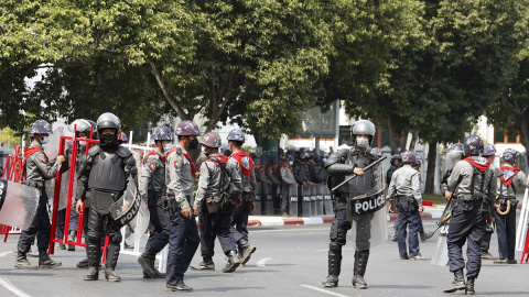 Agentes antidisturbios de la Policía de Myanmar en Rangún. Agentes antidisturbios de la Policía de Myanmar en Rangún.