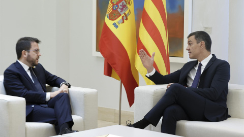 El presidente del Gobierno, Pedro Sánchez (d), mantiene un encuentro con el presidente de la Generalitat de Cataluña, Pere Aragonès, este viernes en el Palacio de la Moncloa. El presidente del Gobierno, Pedro Sánchez (d), mantiene un encuentro con el presidente de la Generalitat de Cataluña, Pere Aragonès, este viernes en el Palacio de la Moncloa.