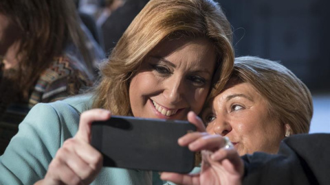 La presidenta andaluza, Susana Díaz, se hace un selfi con una de las mujeres asistentes al acto de presentación del balance y los nuevos retos de la Ley para la Promoción de la Igualdad de Género en Andalucía, con motivo de su décimo aniversario, ho La presidenta andaluza, Susana Díaz, se hace un selfi con una de las mujeres asistentes al acto de presentación del balance y los nuevos retos de la Ley para la Promoción de la Igualdad de Género en Andalucía, con motivo de su décimo aniversario, ho