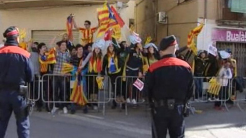 Bronca al Príncipe en su visita a un pueblo de Lleida Bronca al Príncipe en su visita a un pueblo de Lleida