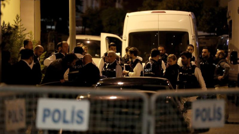 Miembros de la policía forense turca llegan al consulado saudí en Estambul. - EFE Miembros de la policía forense turca llegan al consulado saudí en Estambul. - EFE