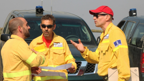 Efectivos de INFOCAM en la zona próxima al incendio