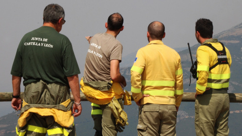 Efectivos del cuerpo de bomberos en el incendio