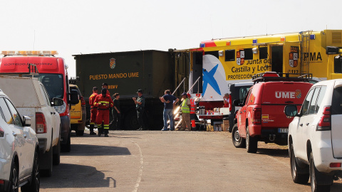 Despliegue de efectivos cerca de uno de los focos activos del incendio