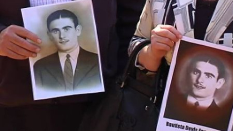 Josefa Celda entierra los restos de su padre fusilado en Paterna Josefa Celda entierra los restos de su padre fusilado en Paterna